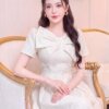 VÁY THIẾT KẾ MDU6848 – GẤM NỔI TRẮNG KEM, CỔ NƠ CÁCH ĐIỆU DUYÊN DÁNG 7 Dressing model in outfit 4K 20260912095746 Mdu Fashion