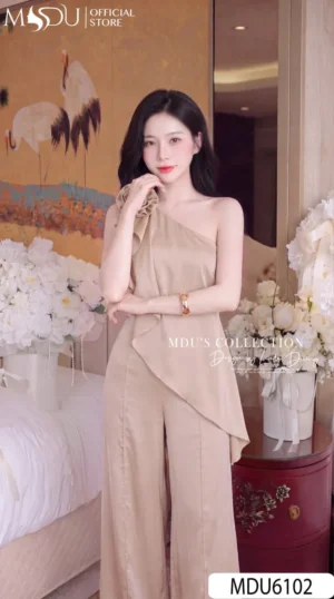 Alternative view of Set Thiết Kế MDU6102 Lụa Ngọc Trai Nude Áo Lệch Vai Quần Dài Hoa Cuốn Thủ Công Sang Trọng