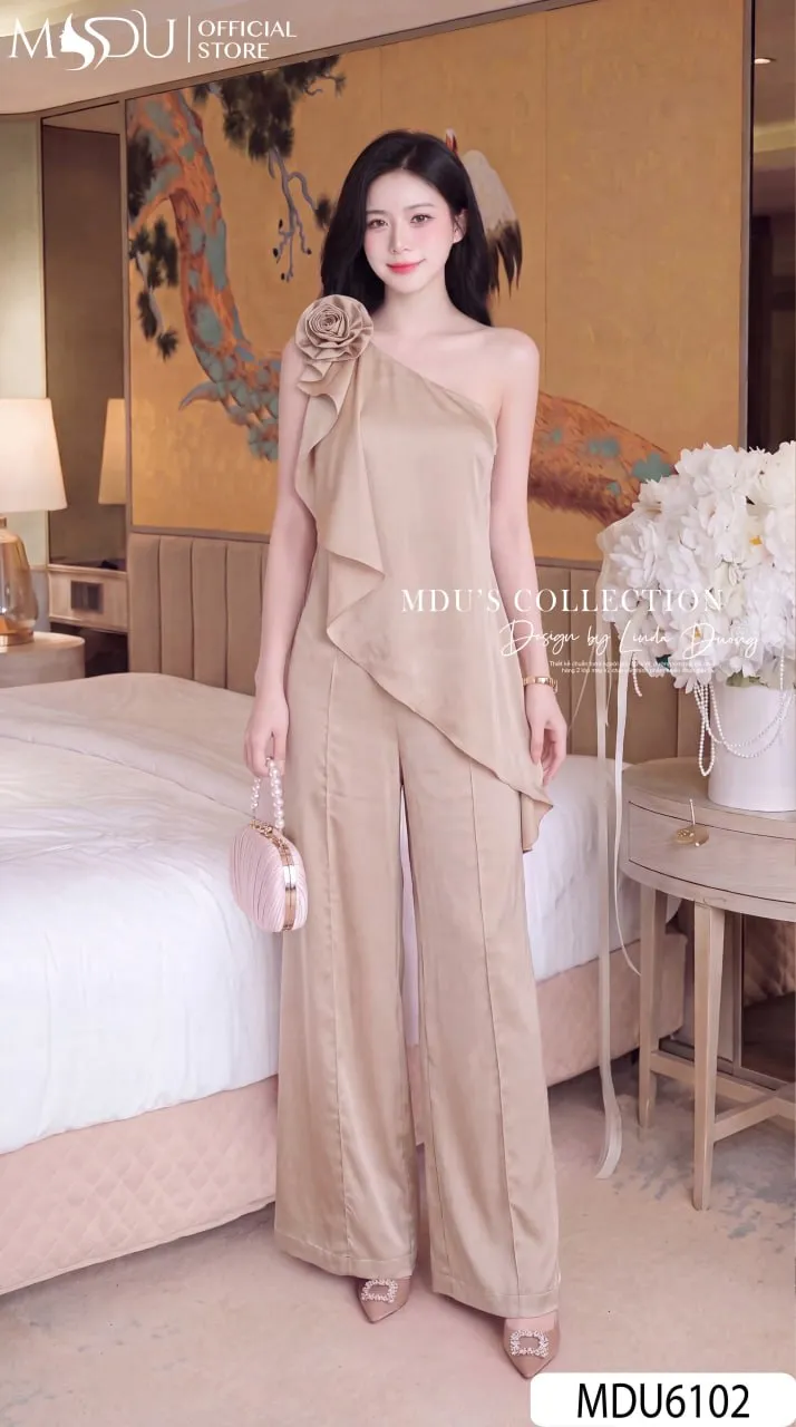 Set Thiết Kế MDU6102 Lụa Ngọc Trai Nude Áo Lệch Vai Quần Dài Hoa Cuốn Thủ Công Sang Trọng
