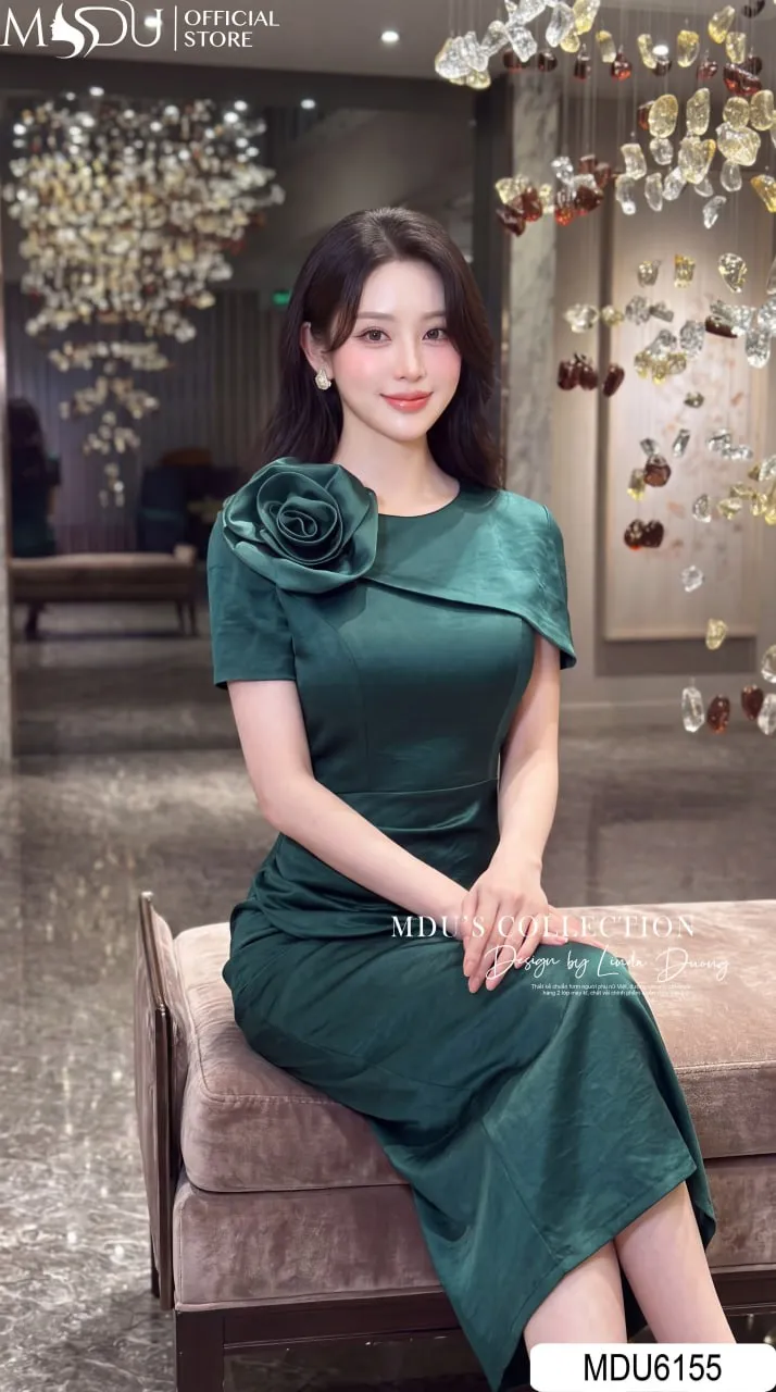 Váy Thiết Kế MDU6155 Lụa Twist Satin Xanh Cổ Vịt Dáng Ôm Xẻ Tà Hoa Cuốn Thủ Công Sang Trọng 5 Váy Thiết Kế MDU6155 Lụa Twist Satin Xanh Cổ Vịt Dáng Ôm Xẻ Tà Hoa Cuốn Thủ Công Sang Trọng - Ảnh 3