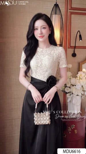 Alternative view of Váy Thiết Kế MDU6616 – Ren Họa Tiết Nổi Phối Twist Satin, Hoa Cuốn Thủ Công Đính Eo