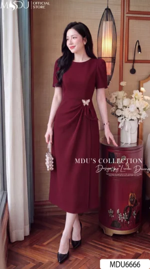Alternative view of Váy Thiết Kế MDU6666 – Gold Nhật Đỏ Đô, Dáng Suông Chiết Ly Eo Thanh Lịch