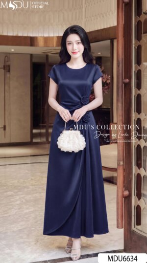 Alternative view of VÁY THIẾT KẾ MDU6634 – LỤA TWIST SATIN XANH NAVY, HOA THỦ CÔNG ĐÍNH EO SANG TRỌNG