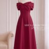 VÁY THIẾT KẾ MDU6849 – LỤA TWIST SATIN ĐỎ RƯỢU VANG TRỄ VAI ĐÍNH NƠ QUYẾN RŨ 14 Replace dress on mannequin 4K 20260921091807 Mdu Fashion