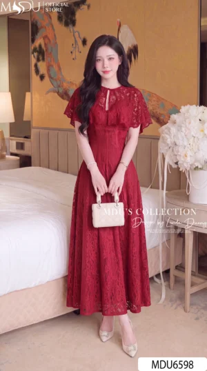 Váy Thiết Kế MDU6598 – Ren Hoa Nổi Đỏ Đô, Choàng Vai Cánh Tiên Rời Sang Trọng