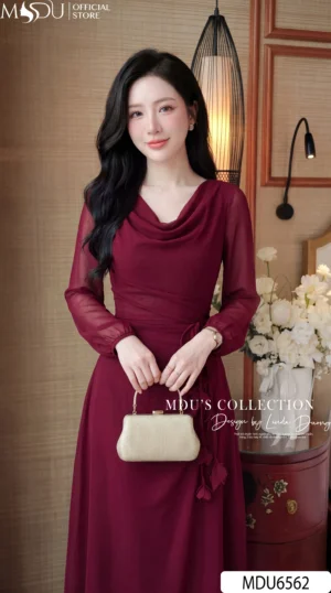 Alternative view of Váy Thiết Kế MDU6562 – Tơ Óng Hàn Đỏ Burgundy, Cổ Đổ Phối Dây Hoa Thủ Công Sang Trọng
