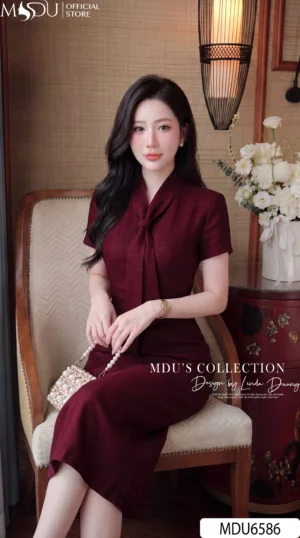 Alternative view of Váy Thiết Kế MDU6586 – Xước Thái Đỏ Burgundy, Dáng Bút Chì Cổ Nơ Thanh Lịch