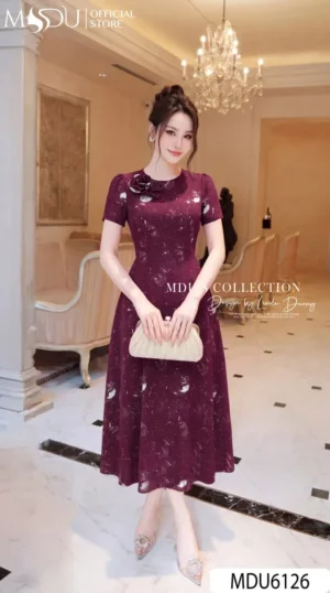Alternative view of Váy Thiết Kế MDU6126 Lụa Viscose In Hoa Cao Cấp Sắc Đỏ Rạng Rỡ, Nữ Tính Và Cuốn Hút Trong Từng Khoảnh Khắc