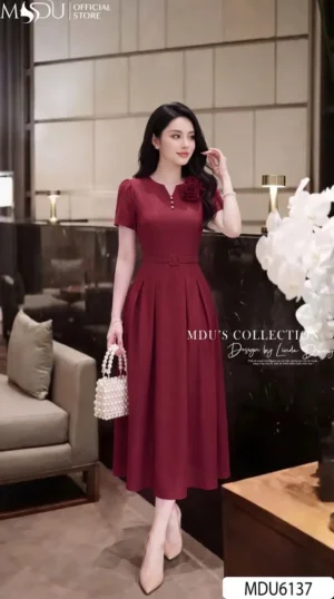 Alternative view of Váy Thiết Kế MDU6137 Mango Ý Đỏ Đô, Hoa Cuốn Đính Ngọc Và Tùng Xếp Ly Sang Trọng