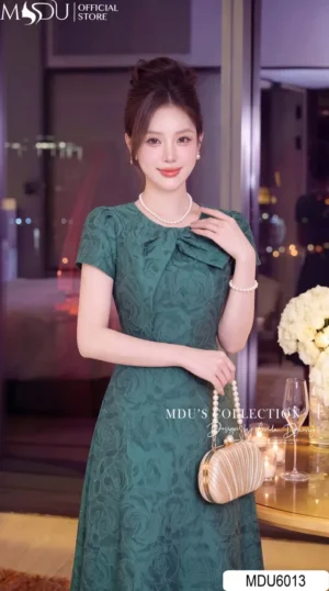 Alternative view of Váy Thiết Kế MDU6013 Gấm Vân Nổi Cao Cấp Xanh Lục Quý Phái, Cổ Điển Và Thanh Lịch Đầy Khí Chất