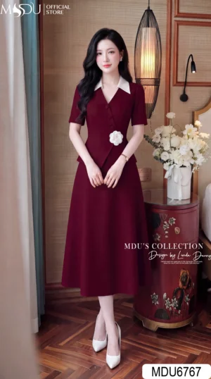 Váy Thiết Kế MDU6767 – Xước Thái Đỏ Rượu Vang, Cổ Sơ Mi Trắng Phối Hoa Cài Eo