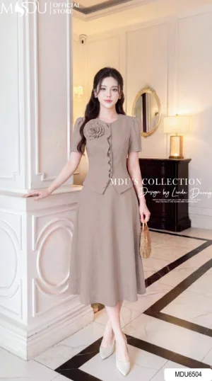 Set Thiết Kế MDU6504 – Xước Thái Nâu Nude, Áo Peplum Phối Hoa Cuốn Thủ Công