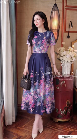 Alternative view of Váy Thiết Kế MDU6523 – Twist Satin Tím Than, Hoa Đa Sắc Phối Hoa Cuốn Thủ Công