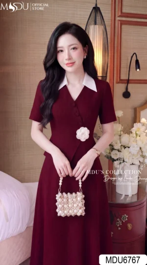 Alternative view of Váy Thiết Kế MDU6767 – Xước Thái Đỏ Rượu Vang, Cổ Sơ Mi Trắng Phối Hoa Cài Eo