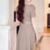 Set Thiết Kế MDU6504 – Xước Thái Nâu Nude, Áo Peplum Phối Hoa Cuốn Thủ Công 16 5 11zon 2 Mdu Fashion