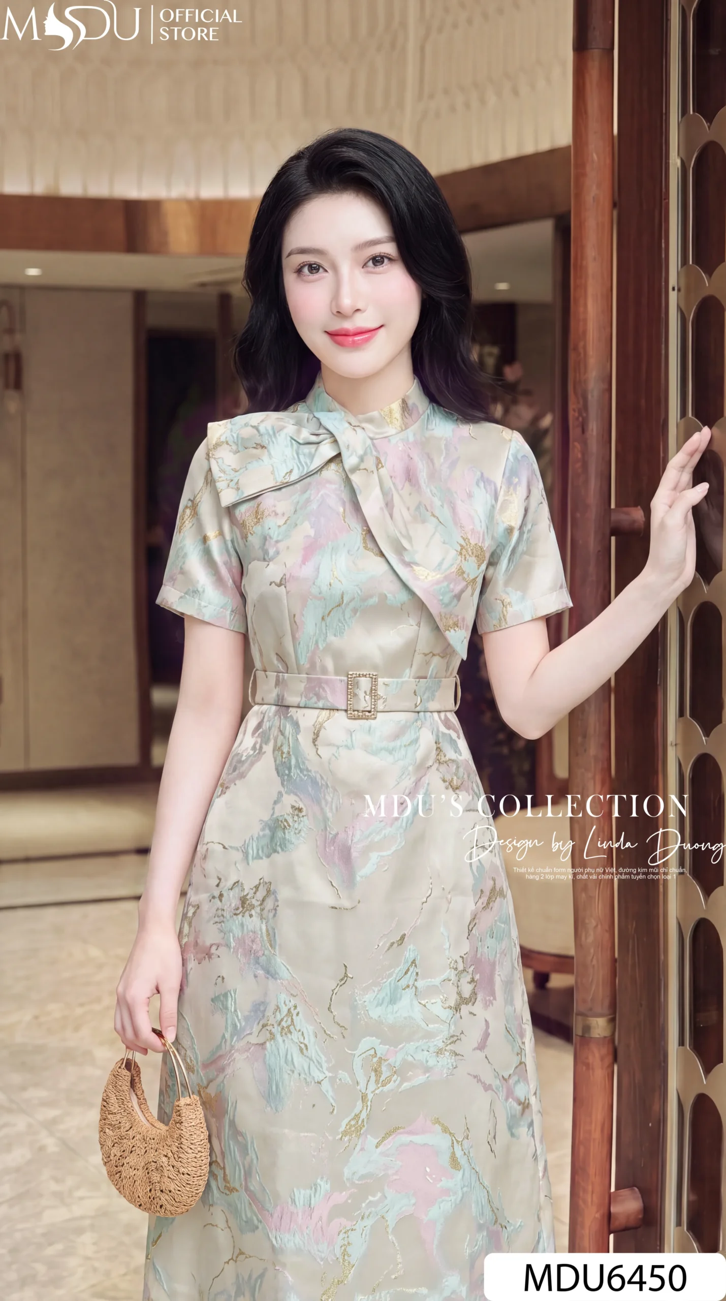 Váy Thiết Kế MDU6450 – Gấm Luxury Jacquard Kem Loang, Cổ Cao Đính Nơ Lớn Quý Phái 6 Váy Thiết Kế MDU6450 – Gấm Luxury Jacquard Kem Loang, Cổ Cao Đính Nơ Lớn Quý Phái - Ảnh 4