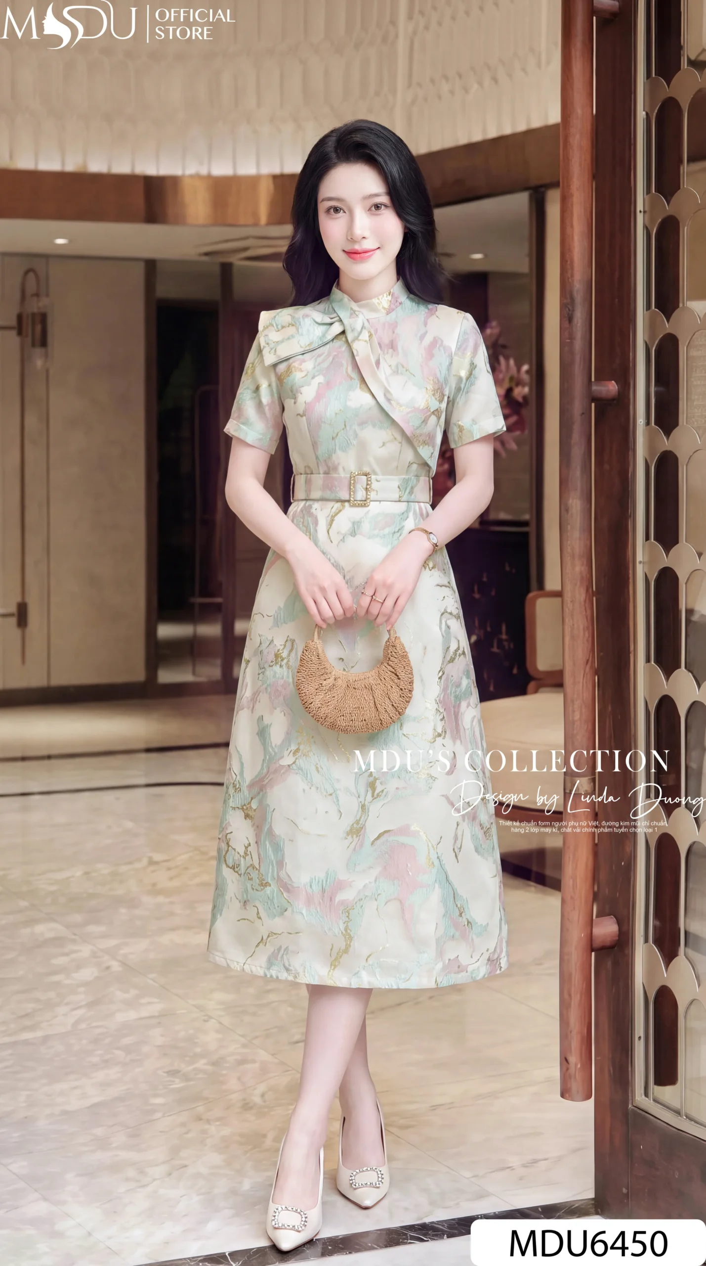 Váy Thiết Kế MDU6450 – Gấm Luxury Jacquard Kem Loang, Cổ Cao Đính Nơ Lớn Quý Phái 3 Váy Thiết Kế MDU6450 – Gấm Luxury Jacquard Kem Loang, Cổ Cao Đính Nơ Lớn Quý Phái