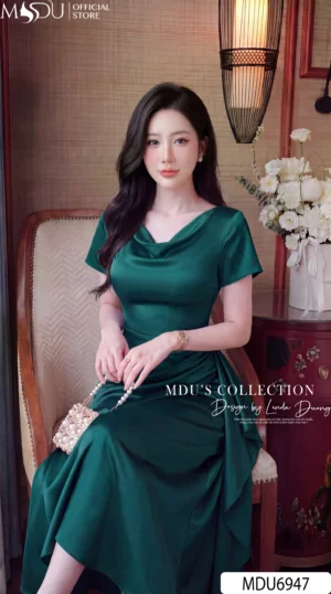 Alternative view of Váy Thiết Kế MDU6947 – Lụa Twist Satin Xanh Sang Trọng, Cổ Trùng Ly Phối Xẻ Tà