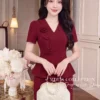 Set Thiết Kế MDU6635 – Gold Nhật Đỏ Đô, Áo Peplum Phối Hoa Cuốn Thủ Công 10 Dressing model with outfit 4K 202609091356 11zon Mdu Fashion