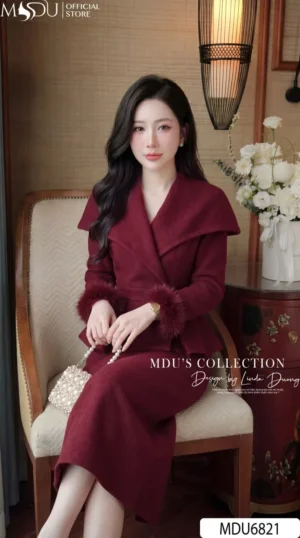 Alternative view of Set Thiết Kế MDU6821 Dạ Ép Luxury Đỏ Mận Áo Cúc Cài Tay Phối Lông Chân Váy Xẻ Tà Sang Trọng