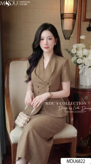 Alternative view of Set Thiết Kế MDU6822 – Xước Thái Nâu Olive, Áo Cúc Cài Phối Chân Váy Xẻ Tà Sau