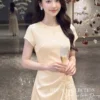 Váy Thiết Kế MDU6633 – Twist Satin Kem, Phối Hoa Thủ Công Đính Eo 13 Model in outfit close up 4K 202607151430 2 11zon Mdu Fashion