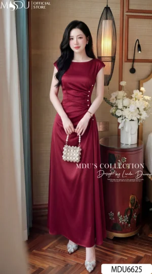 Váy Thiết Kế MDU6625 – Twist Satin Đỏ Đô, Nhún Eo Phối Hàng Ngọc Đính