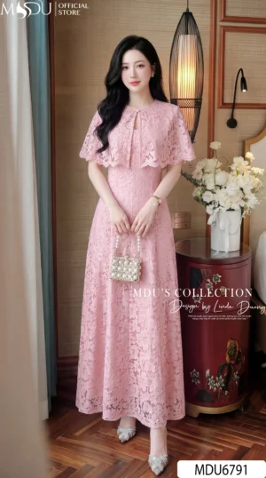 Váy Thiết Kế MDU6791 – Ren Hoa Nổi Hồng Phấn, Choàng Vai Cánh Tiên Rời Duyên Dáng