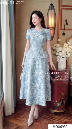 Alternative view of Váy Thiết Kế MDU6930 – Lụa Twist Satin Xanh Pastel Họa Tiết Hoa, Chiết Eo Tôn Dáng
