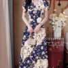 Váy Thiết Kế MDU6763 – Mango Ý Xanh Navy, Cổ Trắng Phối Bèo Rủ Và Hoa 3D Thanh Lịch 1 Replace outfit and hold bag 202608230840 5 11zon Mdu Fashion