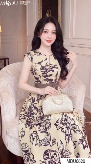 Alternative view of Váy Thiết Kế MDU6620 – Twist Satin Hoa Đen Nền Kem, Đai Eo Đính Liền Tôn Dáng
