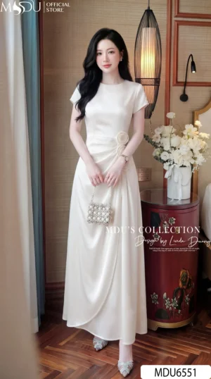 Váy Thiết Kế MDU6551 – Lụa Satin Trắng, Phối Hoa Thủ Công Đính Eo