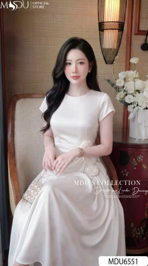 Alternative view of Váy Thiết Kế MDU6551 – Lụa Satin Trắng, Phối Hoa Thủ Công Đính Eo