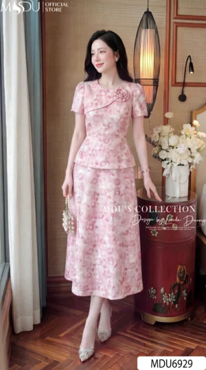 Alternative view of Váy Thiết Kế MDU6929 – Lụa Twist Satin Hồng Phấn, Chiết Eo Phối Hoa Đính Liền