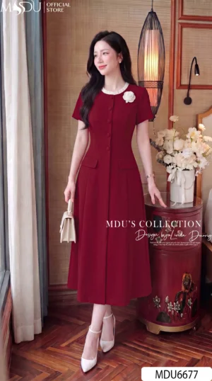 Alternative view of Váy Thiết Kế MDU6677 – Chéo Tuyết Đỏ Ruby, Hoa Cài Rời Thanh Lịch