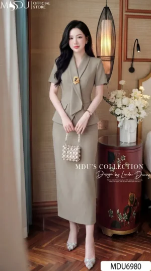 Alternative view of Set Thiết Kế MDU6980 Gold Nhật Nâu Rêu, Áo Vest Cách Điệu Phối Chân Váy Bút Chì Sang Trọng