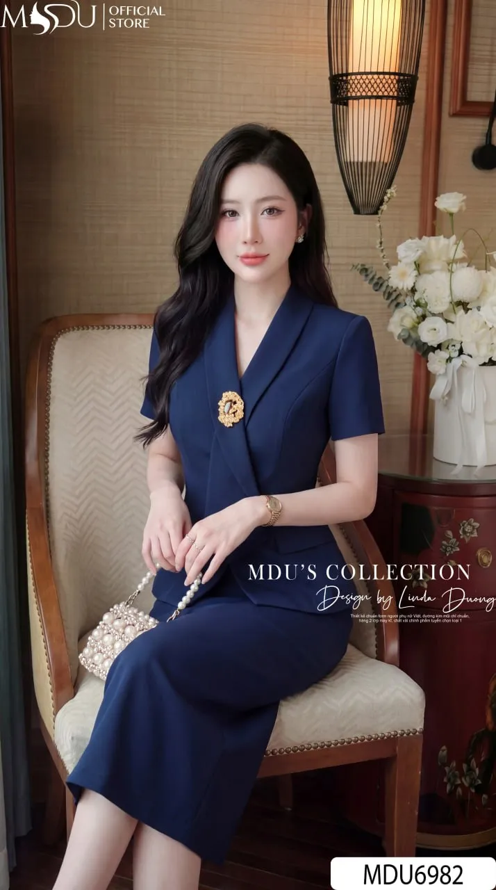 Set Thiết Kế MDU6982 Gold Nhật Xanh Navy, Áo Vest Cách Điệu Phối Chân Váy Bút Chì Sang Trọng 5 Set Thiết Kế MDU6982 Gold Nhật Xanh Navy, Áo Vest Cách Điệu Phối Chân Váy Bút Chì Sang Trọng - Ảnh 3