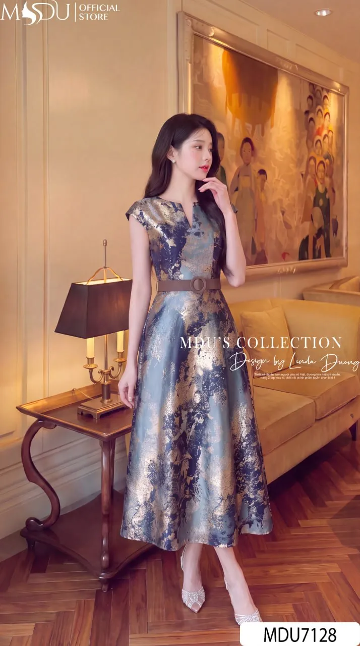 Váy Thiết Kế MDU7128 Lụa Twist Satin Hoa Xanh Navy Phối Vàng Đồng, Thanh Lịch Và Quý Phái 4 Váy Thiết Kế MDU7128 Lụa Twist Satin Hoa Xanh Navy Phối Vàng Đồng, Thanh Lịch Và Quý Phái - Ảnh 2