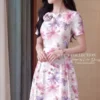 Váy Thiết Kế MDU6524 – Twist Satin Trắng, Hoa Cúc Hồng Tím Phối Hoa Cuốn Thủ Công 12 photo 4 2026 10 01 19 59 13 11zon Mdu Fashion