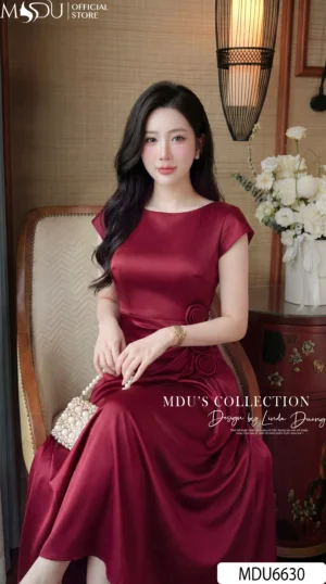 Alternative view of Váy Thiết Kế MDU6630 – Twist Satin Đỏ Tươi, Phối Hoa Thủ Công Đính Eo